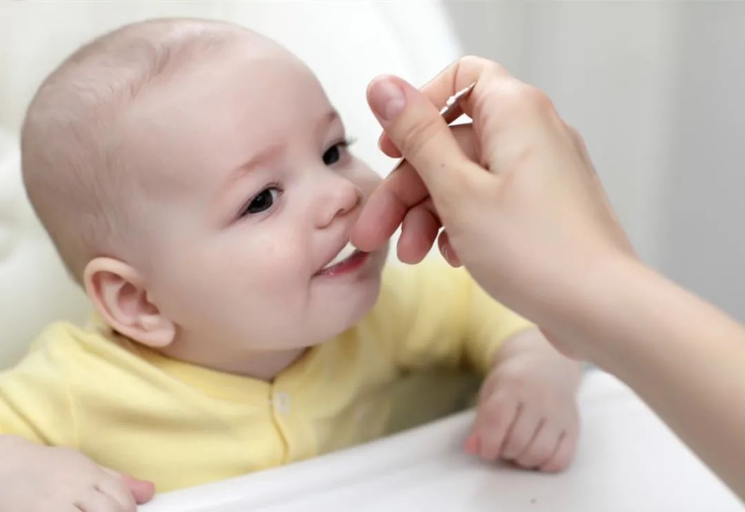 饭饭妈妈育儿|宝宝一岁后，喂养方式须改变，家长要牢记2戒、3少、1坚持