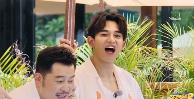 宋雨琦|宋雨琦瘦身成功后遇对手,和吴宣仪穿短裤劈叉,腿长对比过于真实