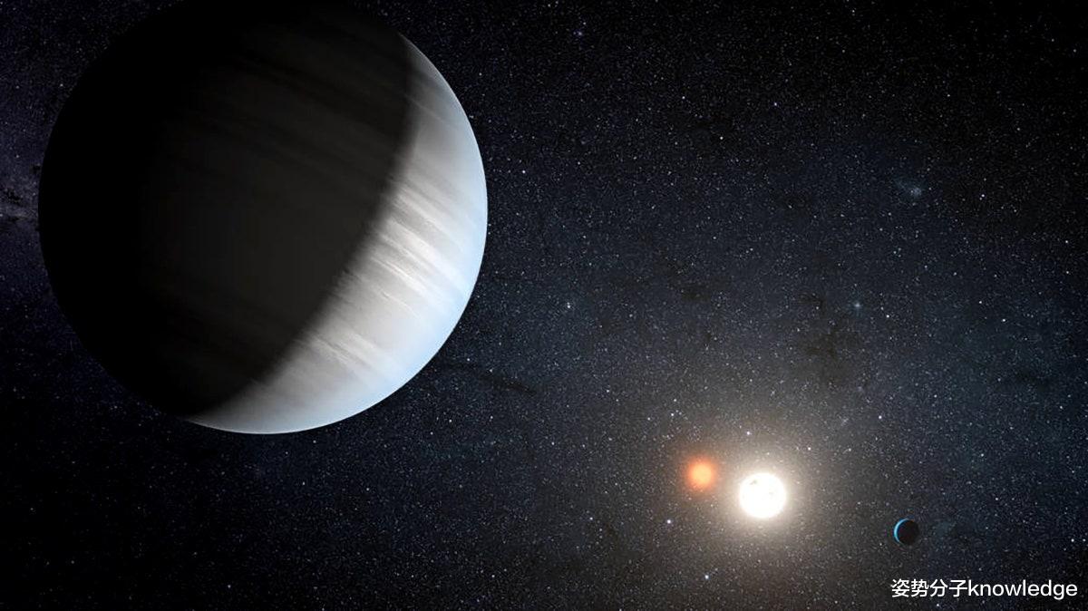 行星 1300光年外，首次发现绕3颗恒星公转的行星，太特殊了