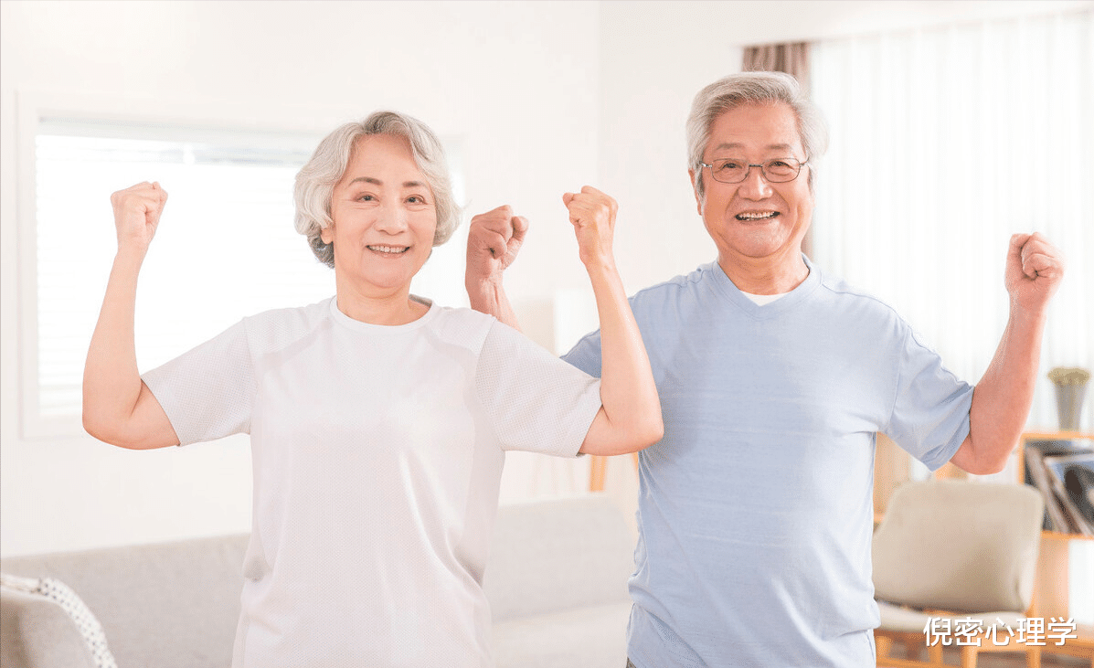 “新型养老”正流行,不去养老院不打扰儿女,老人一样过得很幸福