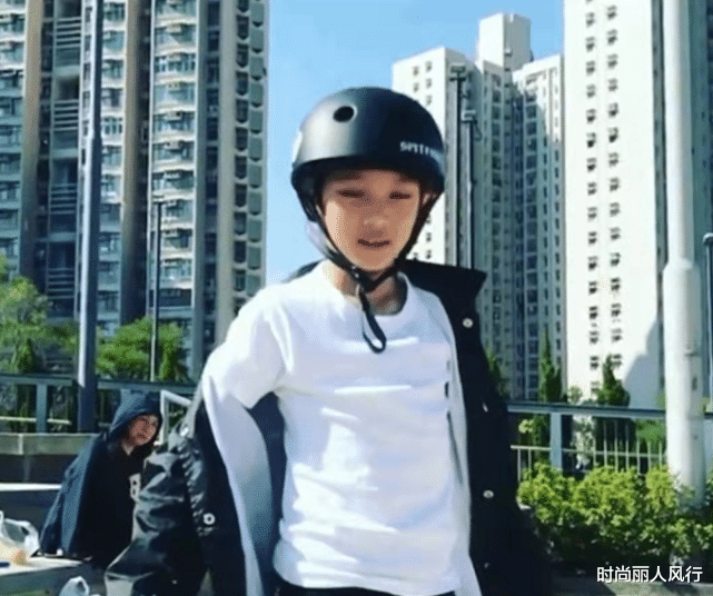 张译|张智霖儿子长大后大变样！烫卷毛五官变混血，变异国王子不敢认