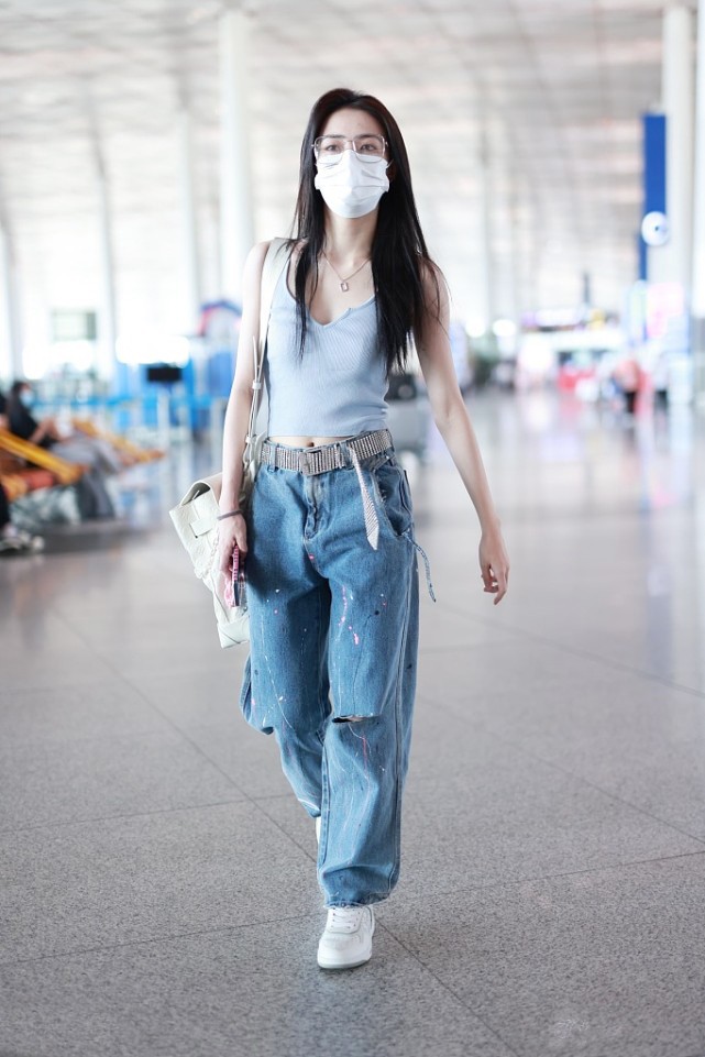 大表姐的时尚圈|徐璐又来“秀身材”了,紧身背心这样穿够时髦,完美打造大长腿