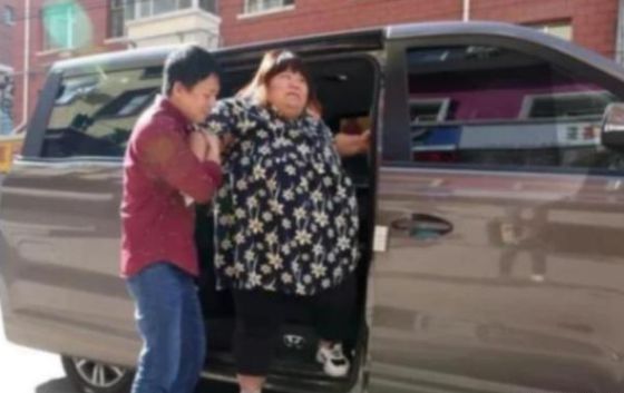 刘德华|本是校花,男朋友怕她被人抢走,疯狂喂她到300斤,现状令人唏嘘