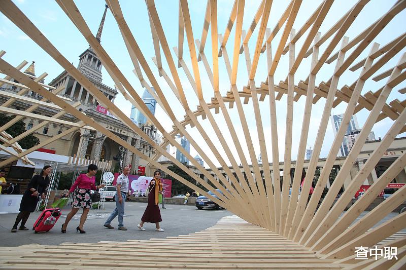 视觉传达、环境艺术设计和服装设计选哪个好？就业方向相通吗？