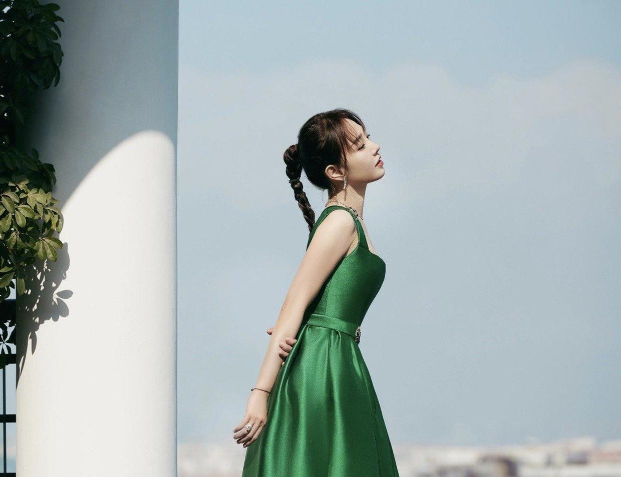 |白百何气质把握的很“稳”，马尾辫搭配绿色连衣裙简约大气，真美