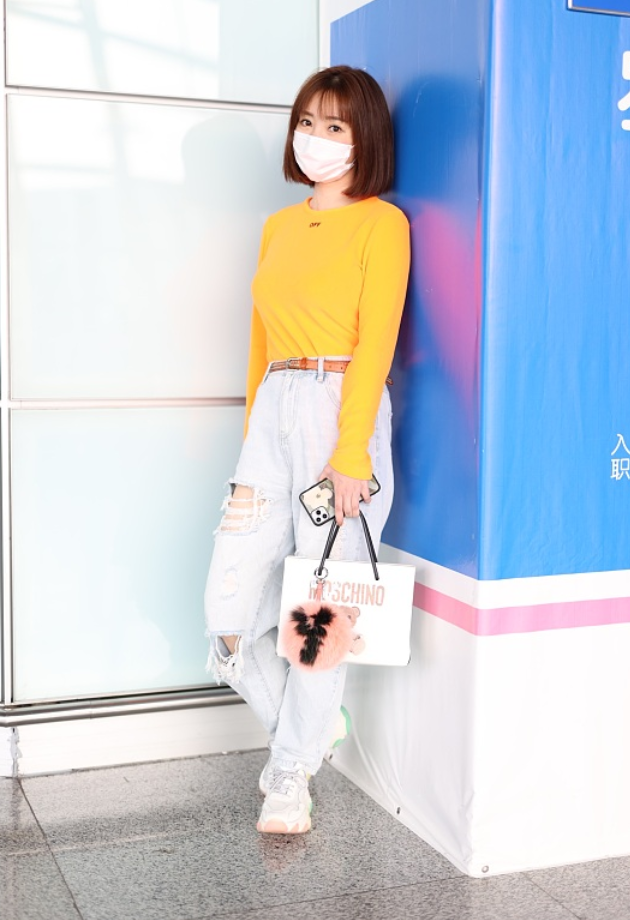 柳岩|41岁的柳岩丝毫不介意年龄，穿橘色上衣走少女路线，丝毫不违和