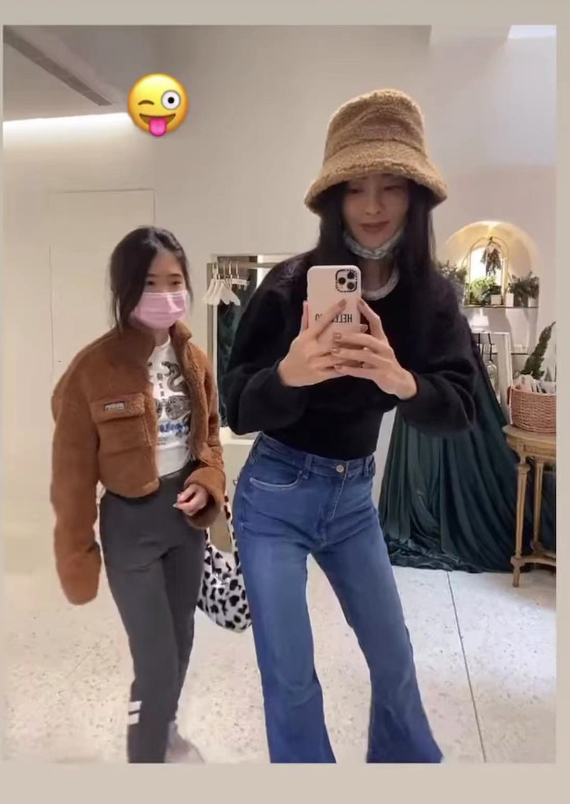 粉色|吴速玲晒与11岁Grace自拍合照！女儿秀小蛮腰，一双长腿快跟妈妈一样长