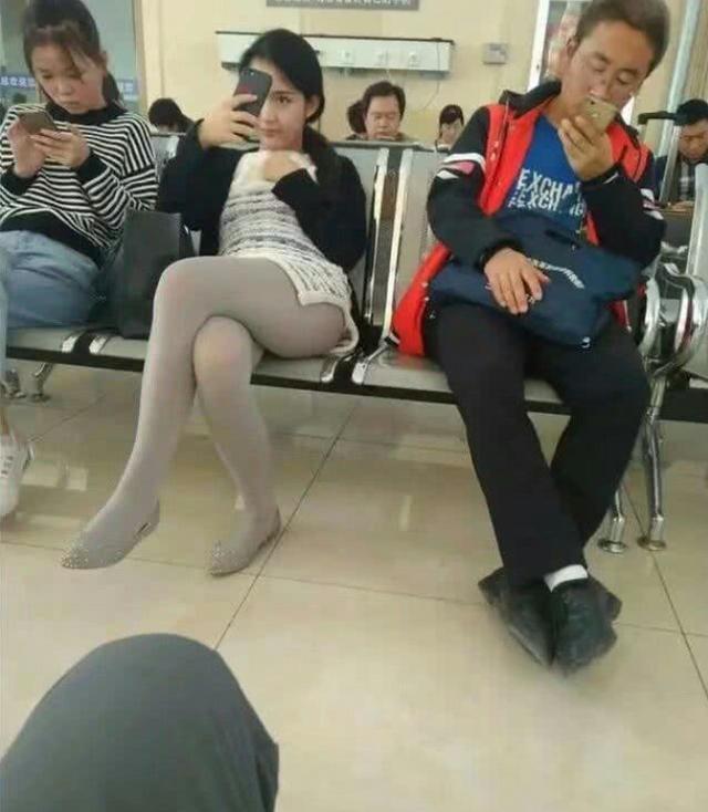 林志玲|“妹子的裤子真任性，这种色彩谁敢穿？身边的大兄弟都不敢靠近！”哇哈哈！