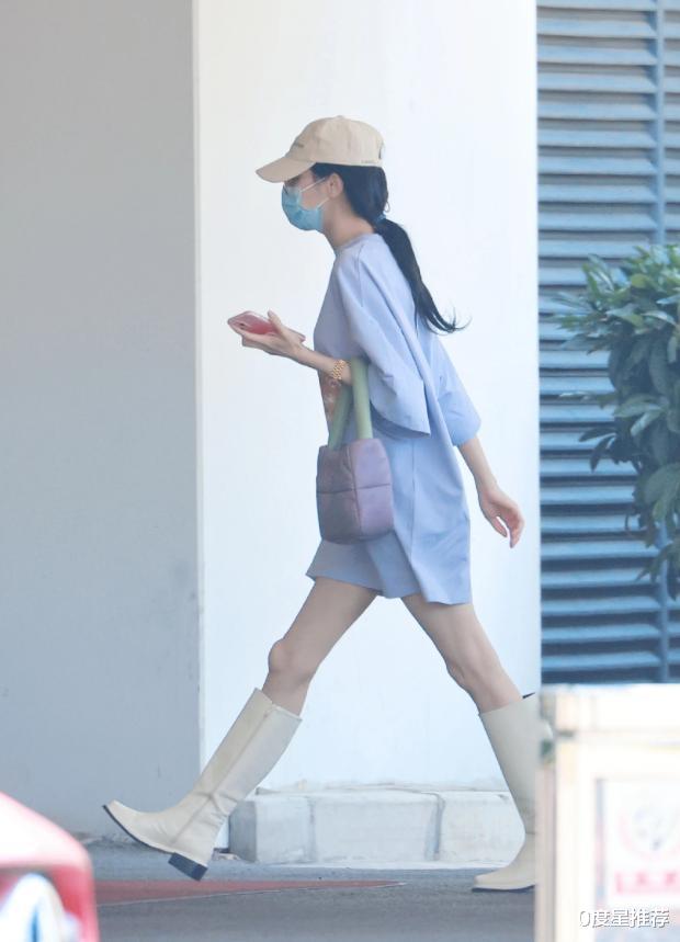0度星推荐|迪丽热巴瘦过头，机场生图暴露腿型线条，膝盖凸出太难看