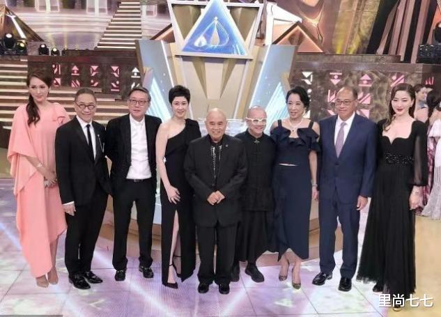 朱玲玲|朱玲玲现身港姐决赛，一条绿宝石项链闪耀全场，豪门气场拿捏了