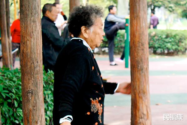 中老年人|为什么很多中老年人一摔跤就骨折?50岁后如何保养骨骼?