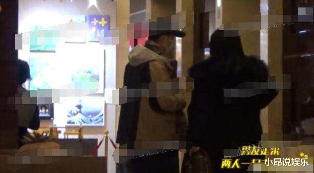 李湘|李湘意中人现身？两人全身穿满名牌很显眼，互动自然共同进出酒店