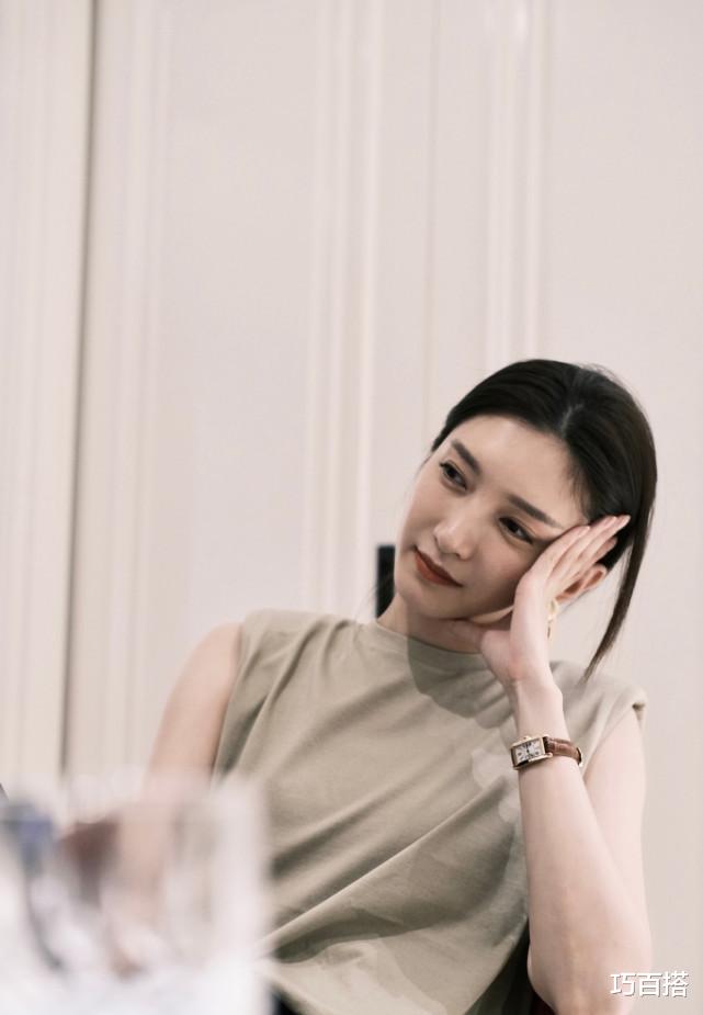 巧百搭|江疏影美得真优雅，印花衬衫搭配短裤，素颜出镜真有气质