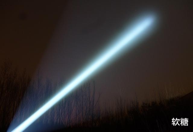 科学家 用手电筒的“光”照射到宇宙深处，关闭光源，这道光束还存在么