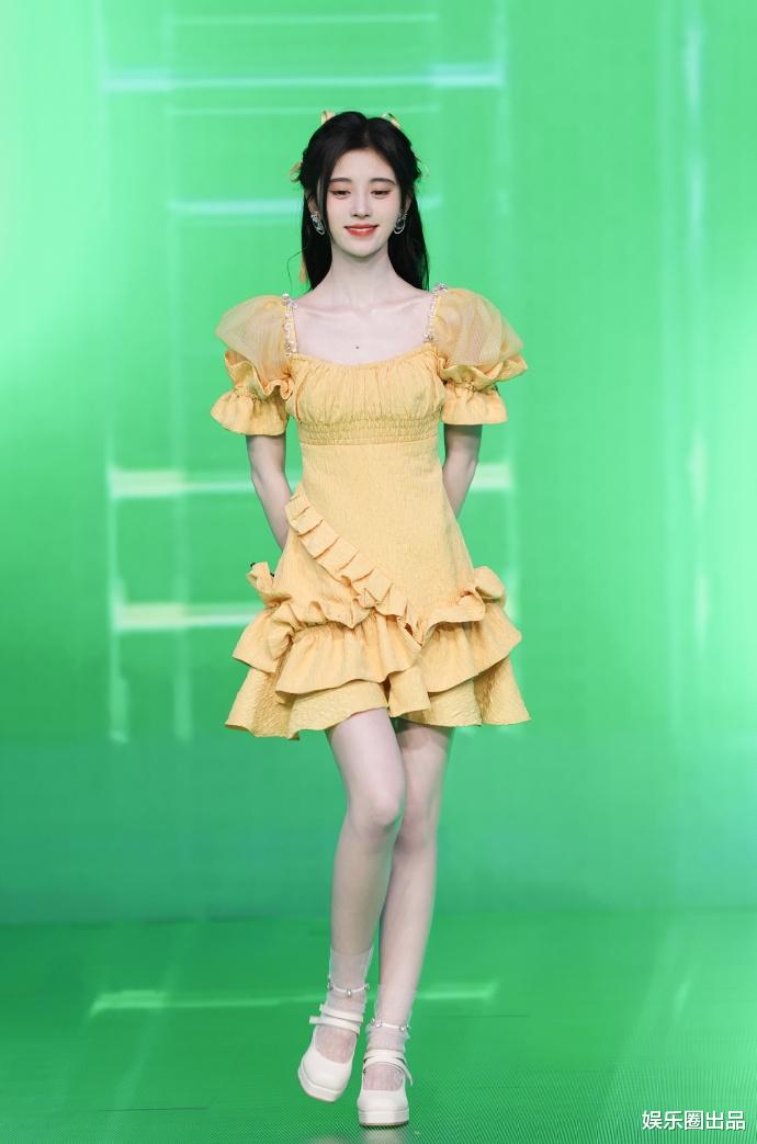 鞠婧祎|26岁鞠婧祎穿长裙现身，侧身摆拍状态迷人，少女身材藏不住