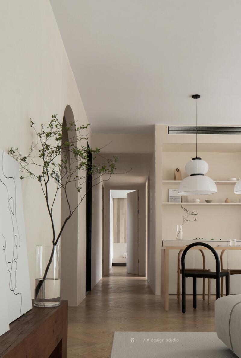 为追求极简，她舍弃门窗套，全屋色调高度统一，干净又大气