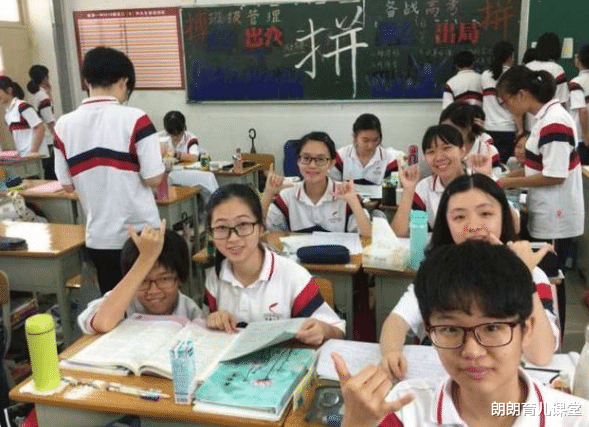 朗朗育儿课堂|17岁“天才少女”被8所顶级学府录取，接受采访时，她的话令人动容