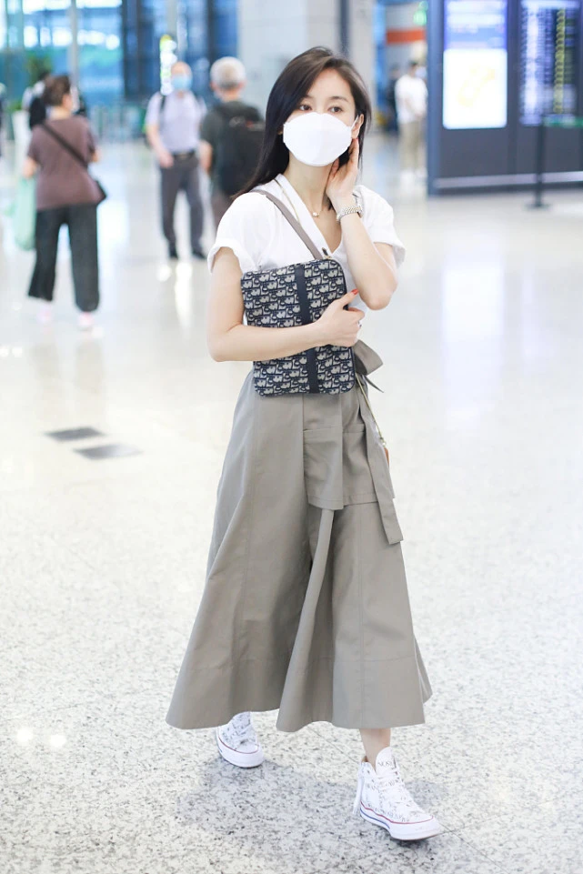 大表姐的时尚圈|你穿长裙会显矮,159cm王子文这样穿却显高,看来搭配技巧很重要