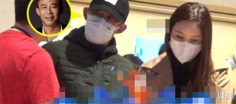 侯勇|54岁侯勇带三婚娇妻逛街,小20岁娇妻身材颜值不输明星,搂腰似热恋