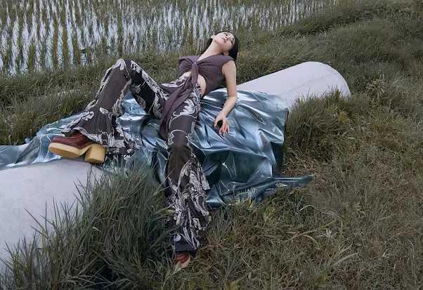 李晨|张馨予中秋写真：手拿摇扇诱惑满满，网友：李晨咋就不知道珍惜呢