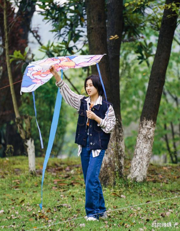 时尚辣妹子|少年感与少女感并存，张子枫晒灰色造型，可盐可甜成娱乐圈清流