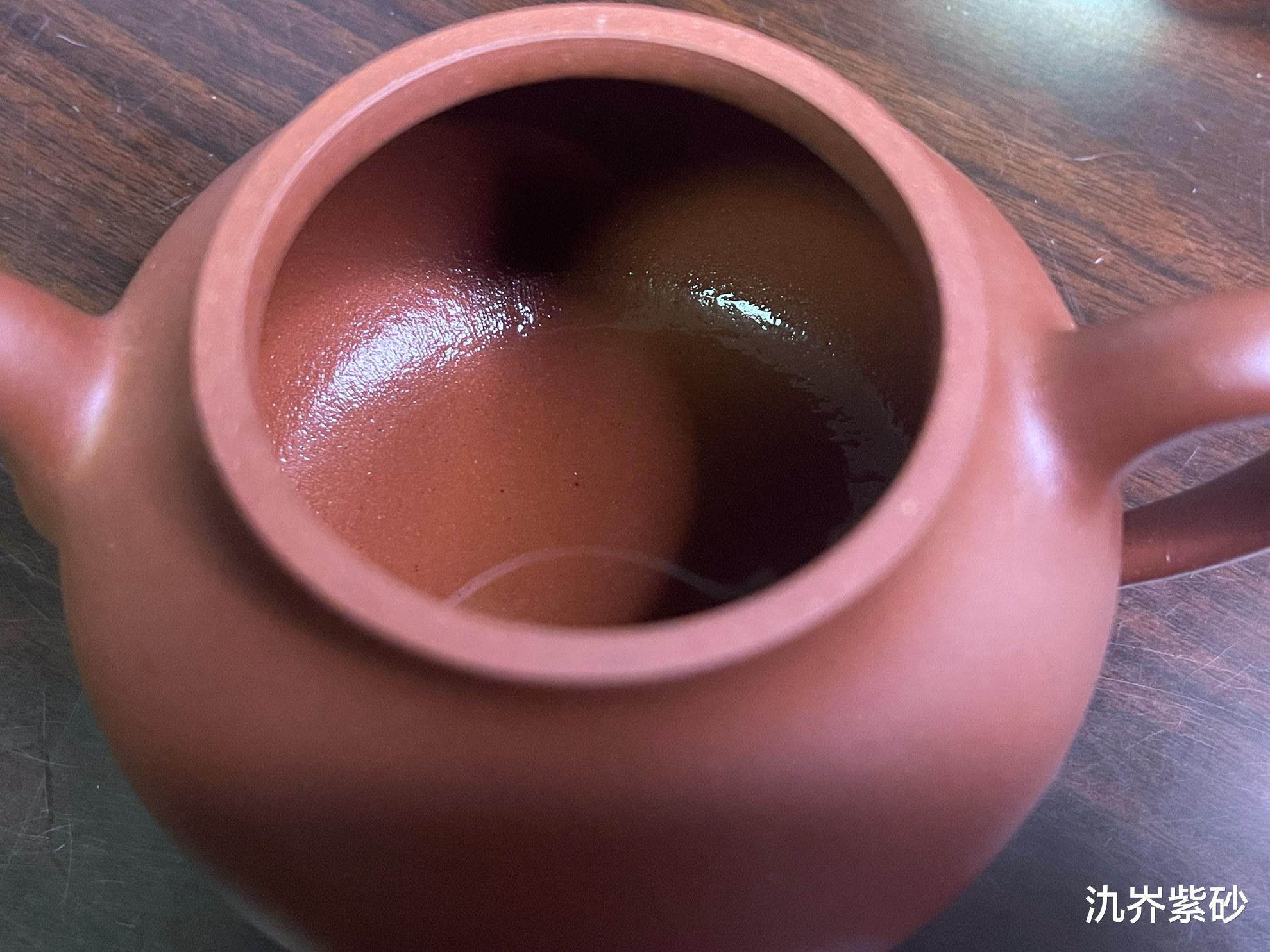 |如果你的紫砂壶盖上盖子，壶内隔夜不会干，那就肯定不是好泥料！