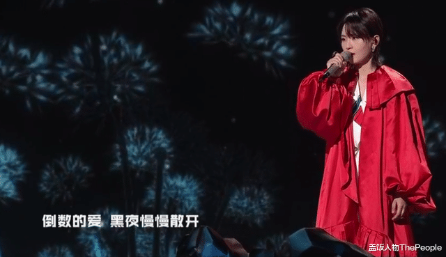 跨年|“南北”双台跨年:唐嫣美艳、王鸥抢镜,杨幂眼妆像“发光眼屎”