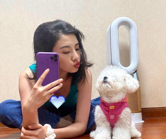 宋祖儿|宋祖儿和狗合影，却只顾自己凹造型，低头看一眼狗子表情：笑疯了