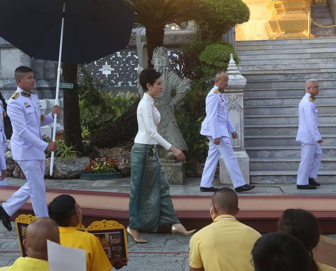 全球时尚风行 泰王漫画中的承诺终成泡影！诗妮娜孤零零走水泥地，苏提达变美啦