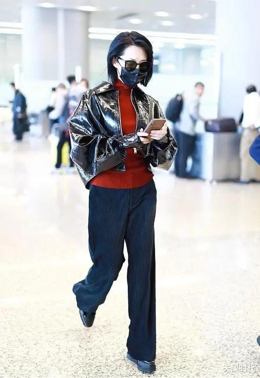 皮衣|许晴“韩系”风格够时髦，短发+皮衣拉风又飒爽，52岁活出新自我