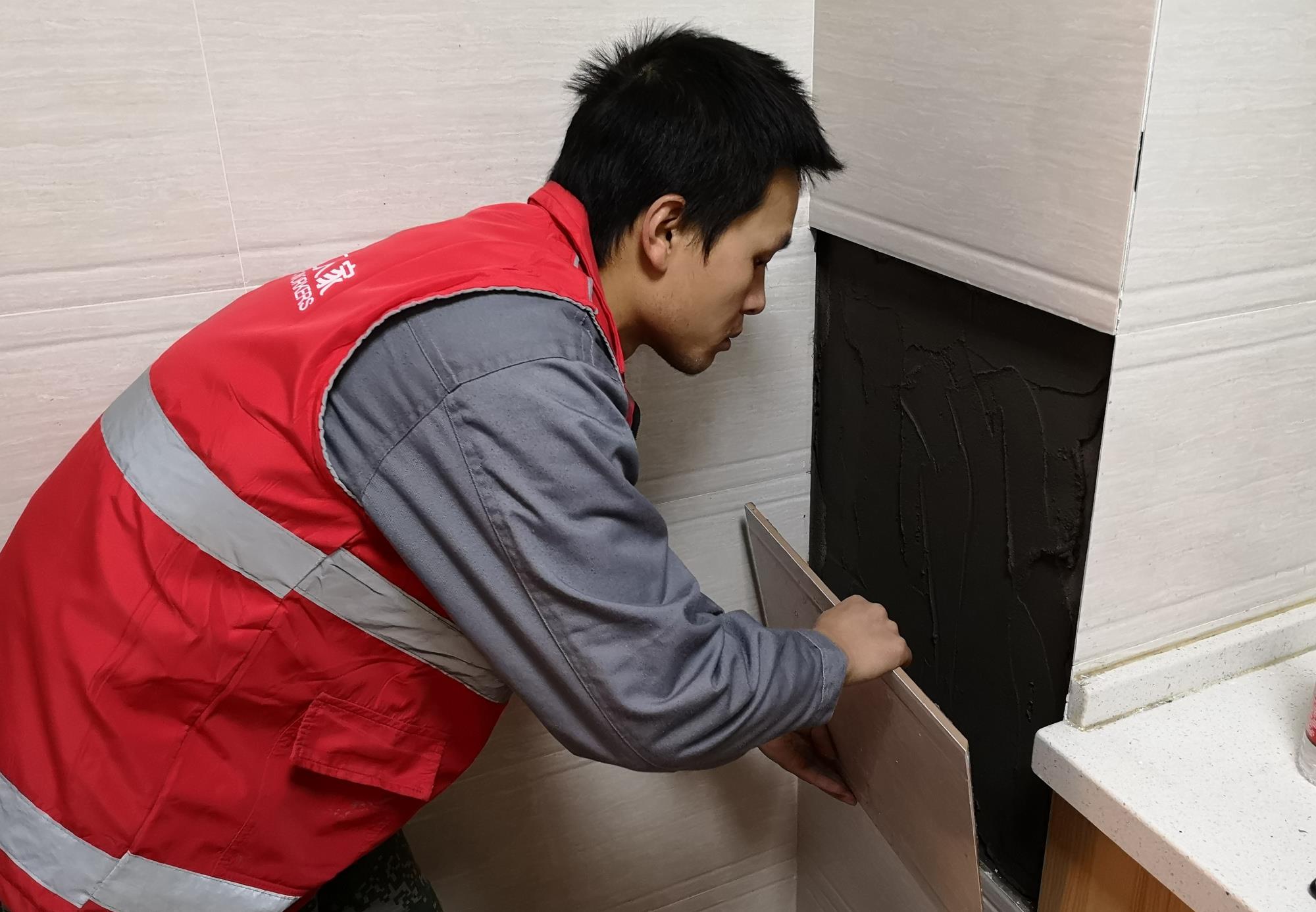 瓷砖背部有蜡,千万不能直接粘贴,用好3种处理方法才能粘贴牢固