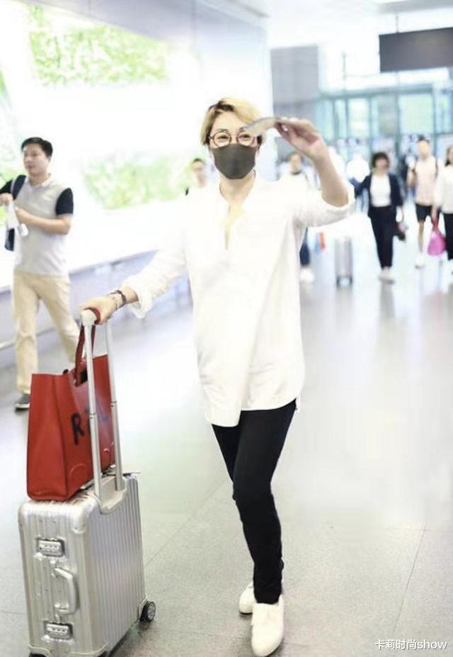 卡莉时尚show|毛阿敏虽然58岁了，穿中式外套却没有大妈感，染一头金发很是时髦