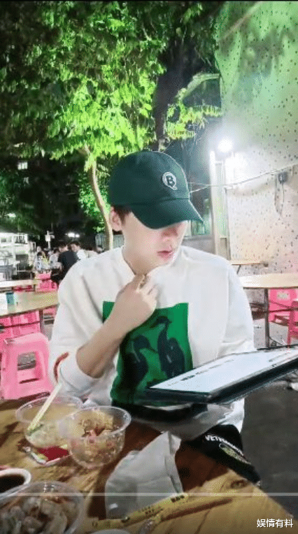 李易峰|李易峰庆祝生日的方式好特别，直播大排档吃饭，衣服穿反好真实