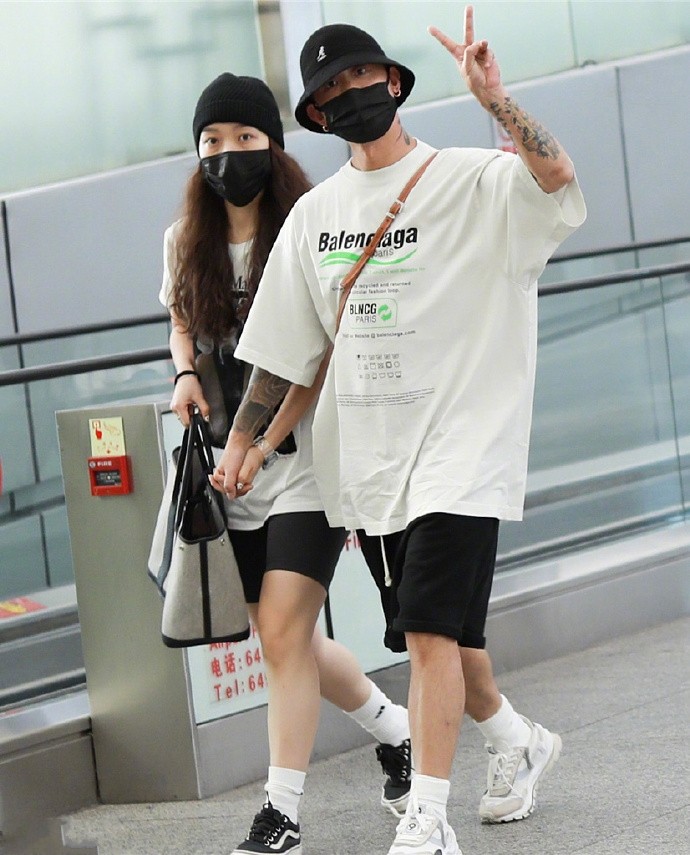 八只爪的猫|Gai携老婆赶飞机，老夫老妻还十指紧扣，王斯然上长下短穿法真潮