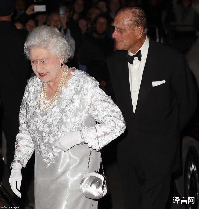 94歲女王孤單現身葬禮，令英國心碎，提包內兩件物品向丈夫表愛意-圖5