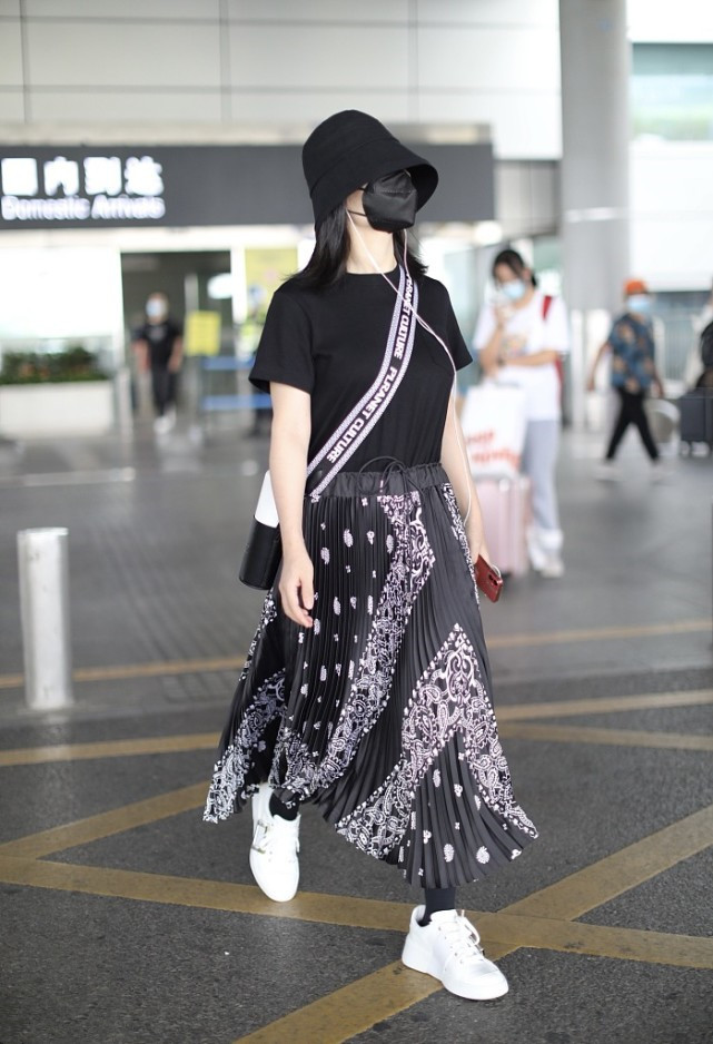 时尚潮流生活|谢娜低调现身，穿黑色T恤搭印花百褶裙，少女感一点都没丢！