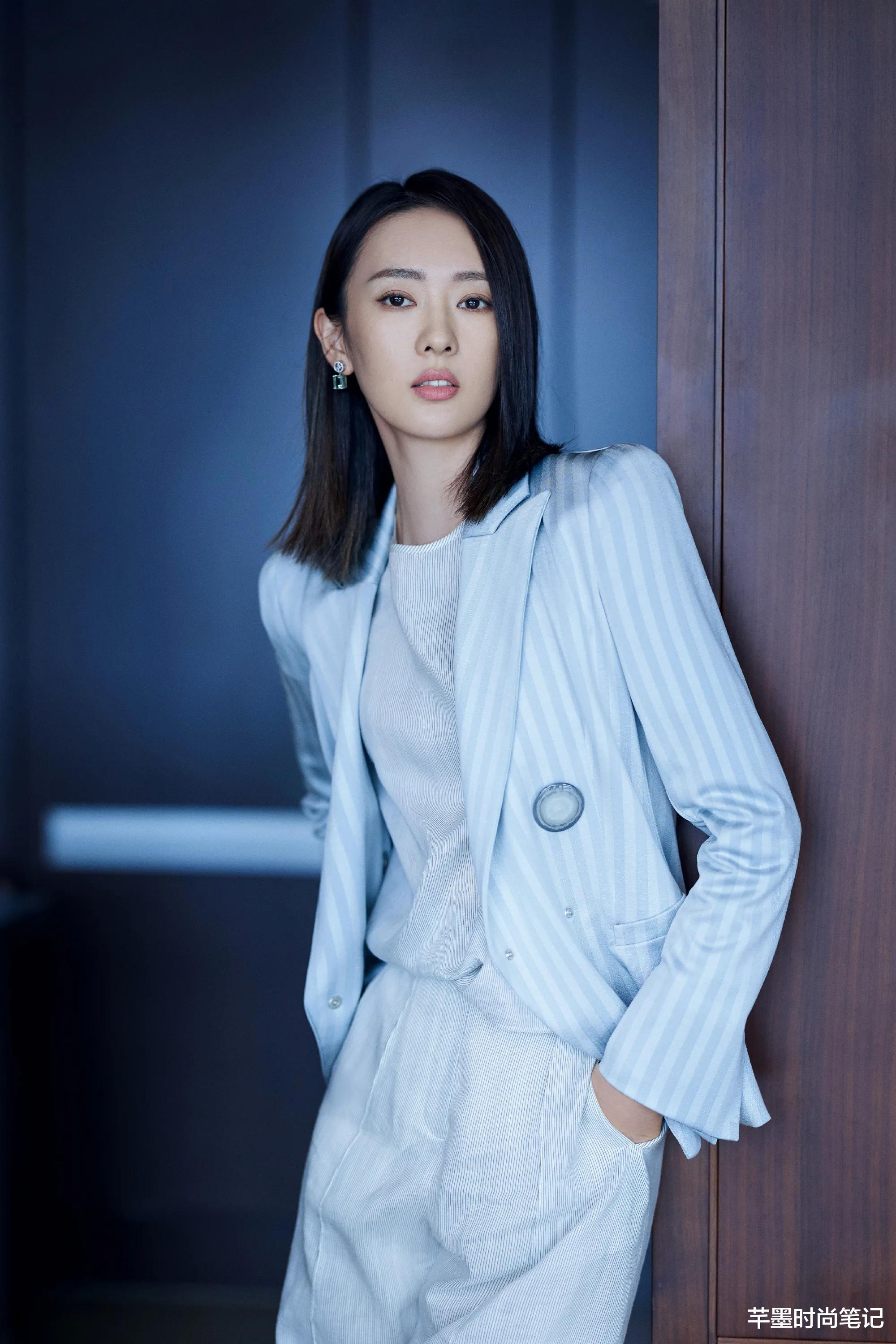 穿衣搭配|童谣职场穿搭好温柔，整体“天蓝色”搭配，穿出三十岁简约浪漫感