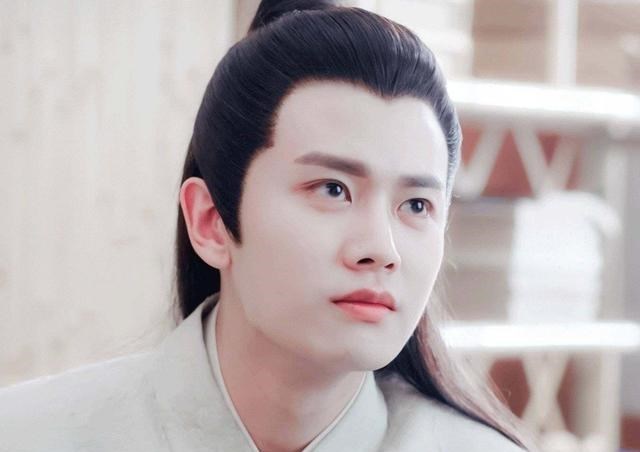 街拍|任嘉伦的作品简介已改掉，三部作品上榜没毛病，但一生一世呢？