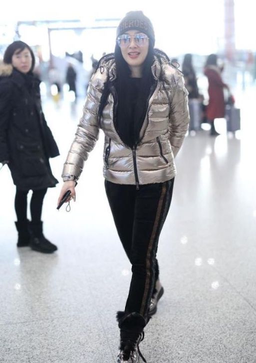 钟丽缇|钟丽缇带女儿亮相机场，穿亮片羽绒服配鲨鱼裤，比俩闺女还时髦