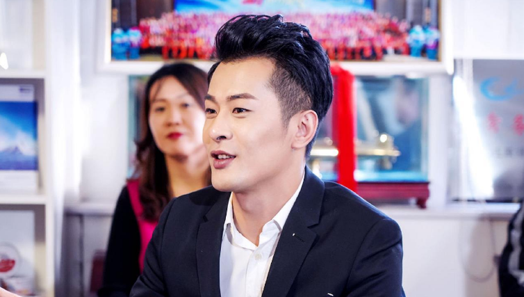 辛有志|送5万台手机复出，辛巴涨粉百万，人民日报当头一棒！