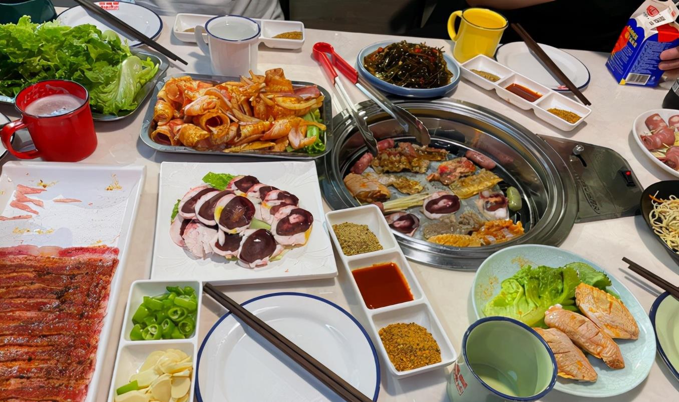 刘昊然|杭州不起眼的烤肉店，因店员撞脸“刘昊然”走红，引来很多女粉丝