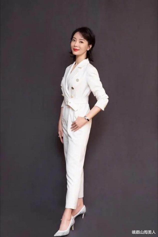 峨眉山周美人|看了陈数的穿搭才明白，优雅得体才最美，很适合四十岁女人