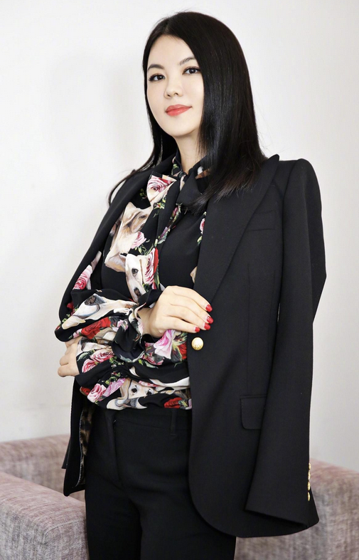 美人哒 李湘胖得恰到好处！穿波点西装搭锥形裤，土味穿搭难掩骨子里的美