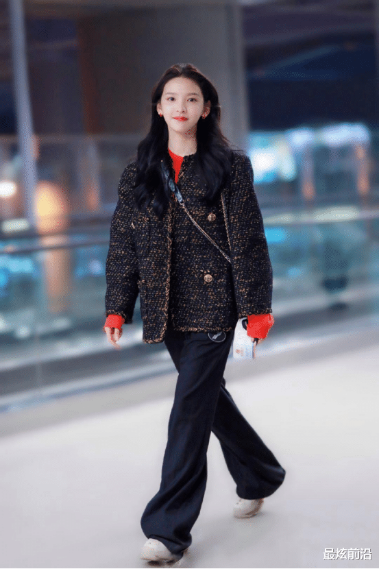 最炫前沿|赵丽颖离婚后高调亮相，小香风套装优雅年轻，气质比以前更好了