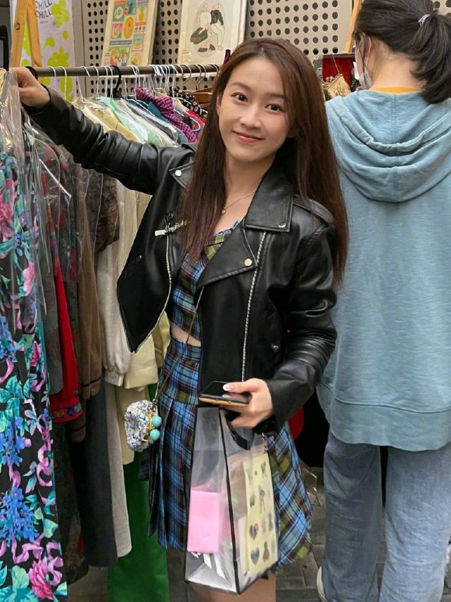 制服|还记得当年的“严莉莉”吗？如今30岁素颜穿JK制服，路人没认出！