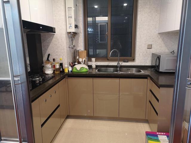 硬装部分刚晾味好,媳妇又花了2万定制了柜子,这样搭配好看吗?