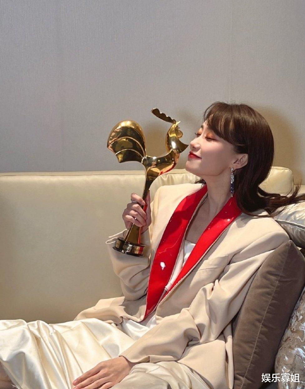 张小斐|张小斐退场时倒提金鸡奖杯,感觉像是拿着大砍刀,气势拿捏到位