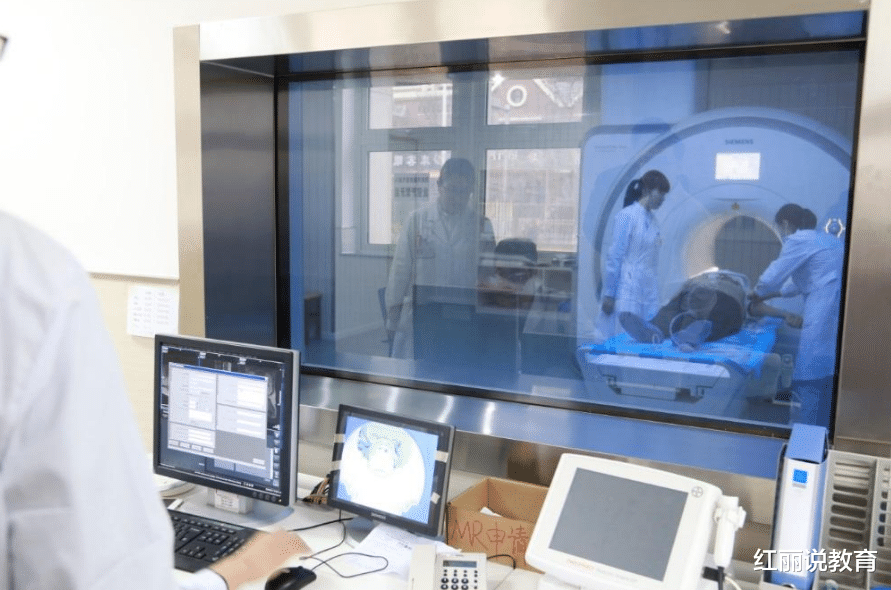 教师|“最佳男友”职业排名，榜首无悬念但争议多，公务员却成“垫底”