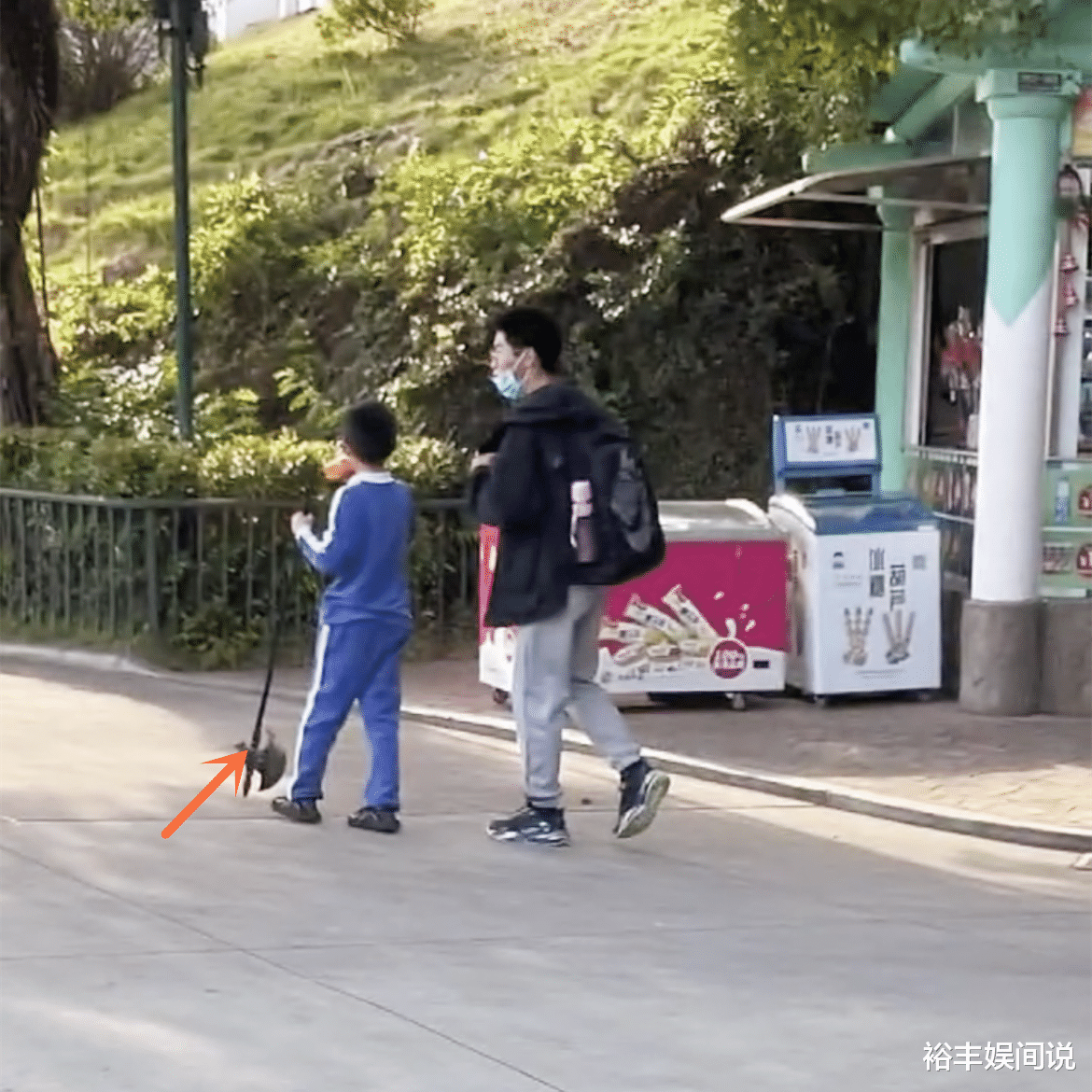 |偶遇孙卓孙辉兄弟俩逛公园，孙卓拿烤肠吃，孙辉手持玩具斧劲霸气