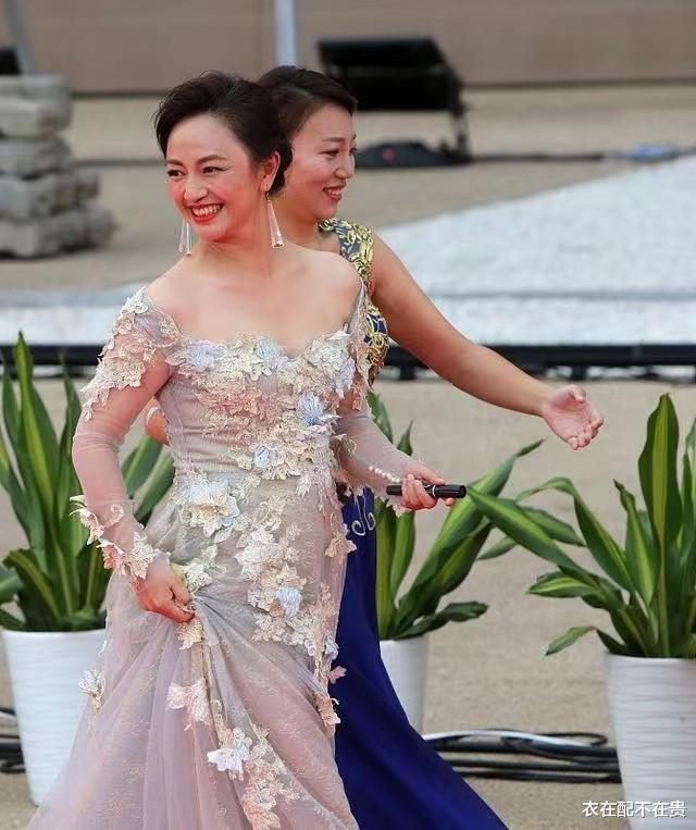 衣在配不在贵 “华谊老板娘”快50岁了也没老态，穿纱裙身材匀称，肉一点也很美